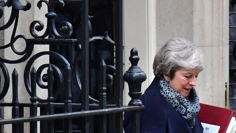 Premierministerin Theresa May hat das Misstrauensvotum mit knapper Mehrheit überstanden.