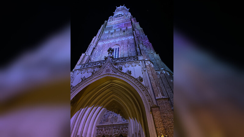 Seit fast zwei Wochen leuchtet die Martinskirche abends wieder. Zu verdanken ist dies dem Beleuchtungskonzept, das die Stadt zu
