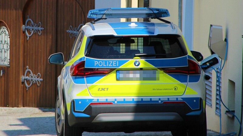 Unter Strom: der BMW iX1 vor dem Gebäude der Landauer Polizei beim Laden.