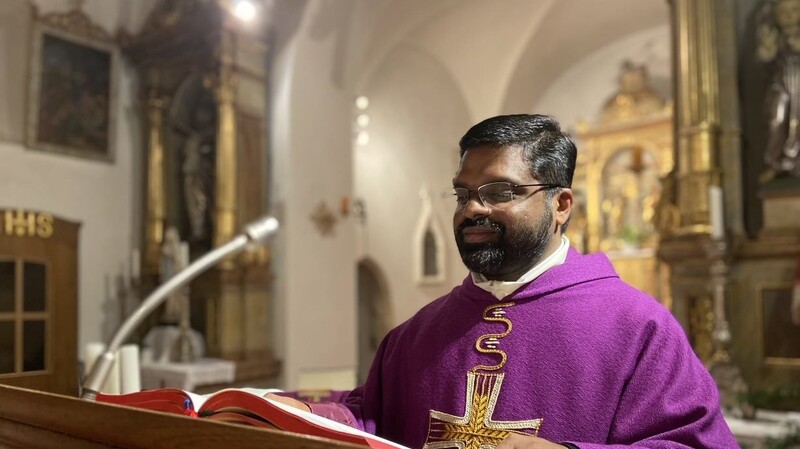 Der indische Priester Johnson Kattayil sieht seine Berufung darin, den katholischen Glauben mit Menschen auf der ganzen Welt zu teilen. Dafür nimmt er auch die große Entfernung von seiner Familie in Kauf.