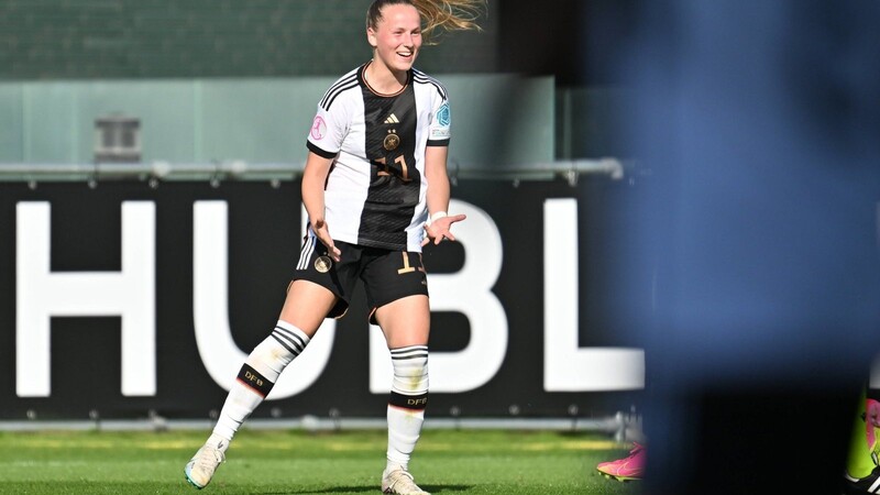 Die Niederbayerin Franziska Kett bejubelt ihren Treffer zum 5:0-Zwischenstand.