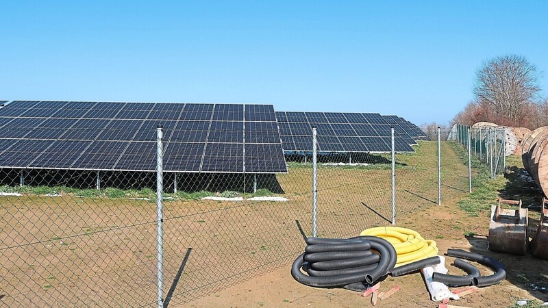 Ein fränkischer Planer hat die Photovoltaikanlage in Siedling baureif geplant und dann an einen Investor verkauft. Nun ist die Gemeinde Traitsching drauf und dran, den vor Ort erzeugten Öko-Strom für ihre Liegenschaften einzukaufen. Auch Gewerbesteuer wirft die Anlage ab.