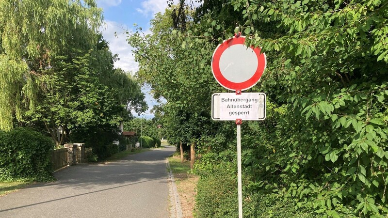 Radfahrer werden schon in Kammerdorf darauf hingewiesen, dass es hier zurzeit nicht bis nach Altenstadt weitergeht.