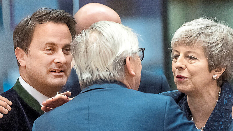 EU-Kommissionschef Jean-Claude Juncker und die britische Premierministerin Theresa May begrüßen sich.
