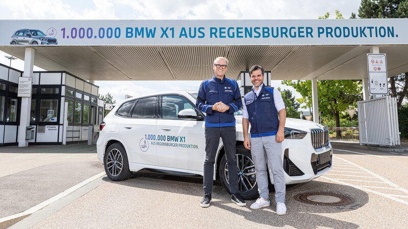 Der Regensburger BMW-Werkleiter Carsten Regent (l.) und Personalleiter Davide Vitolo vor dem Jubiläumsfahrzeug