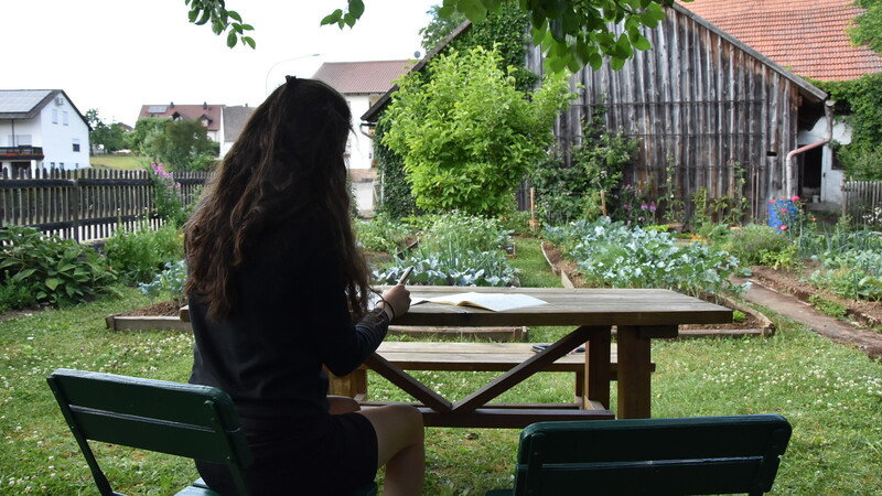 Vom Tisch im Garten aus hat Laura einen guten Blick über ihre Beete.