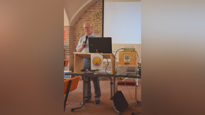 Professor Dr. Jakob Ossner sprach in der Orangerie des Schlosses über das Mundart-Buch der Wegmann-Brüder.