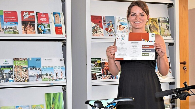 Lisa Grassl von der Tourist-Info in Rötz stellt das neue Kinderferienprogramm vor.