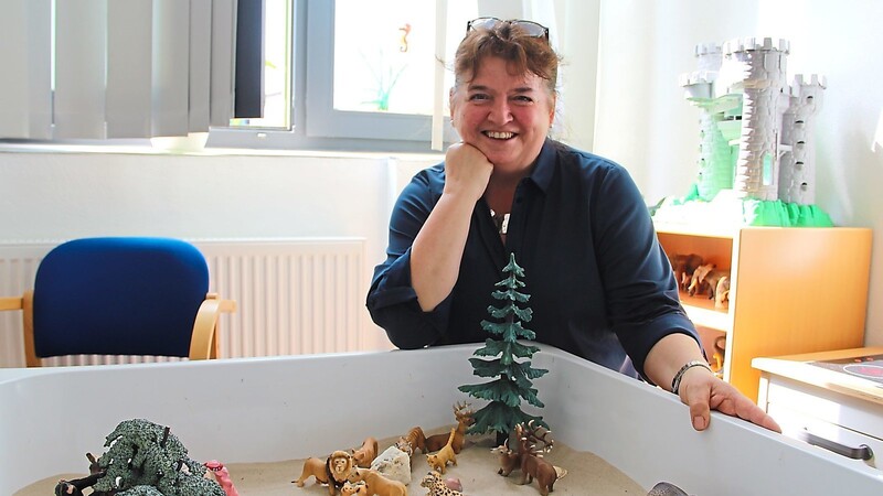 Ein Sandkasten und Spielzeug sind wichtig für die pädagogische und therapeutische Arbeit der Beratungsstelle, sagt Einrichtungsleiterin Carmen Zrenner.