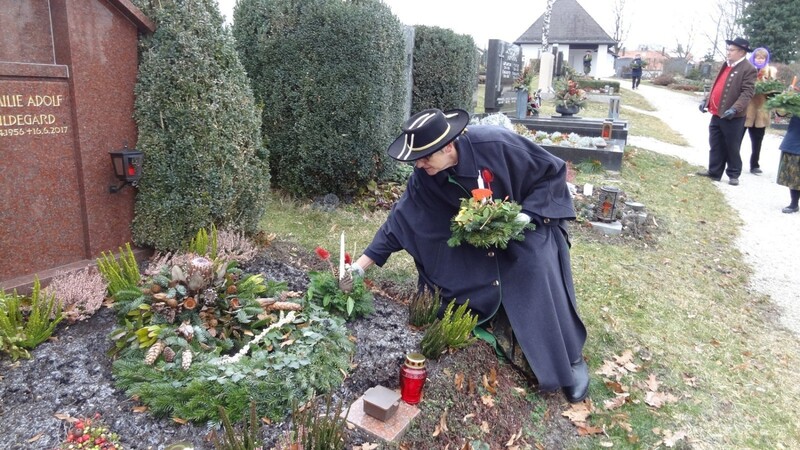 Für die Gräber der verstorbenen gab es weihnachtliche Gestecke.