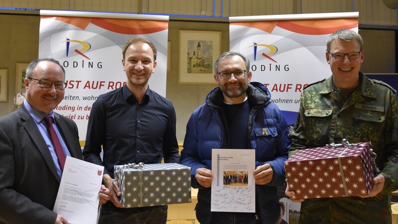 Vizebürgermeister Alfred Reger, Florian Werner und Dr. Andreas Stangl übergaben die Pakete an Major Christoph Burner (von links).