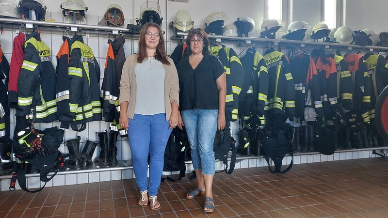 Nicole Weinberger und Verena Schmid (v. l.) fühlen sich im Pankofener Feuerwehrhaus in ihrem Element.