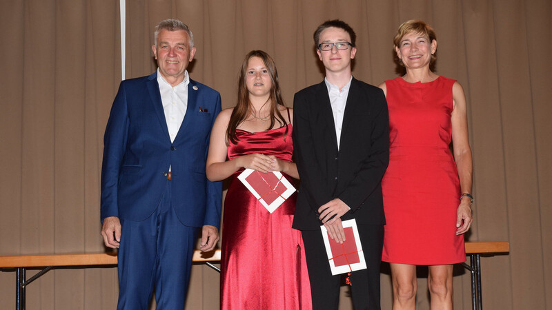 Die Schulbesten mit Bürgermeister Josef Dollinger (l.) und Schulleiterin Karin Schmidt (r.): Petra Miklosovics und Alexander Machac.