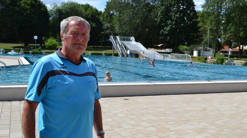 Reinhard Hilz wurde am Samstag von Badegästen angegangen, weil er sie nicht mit Straßenkleidung ins Wasser lassen wollte. Er rief die Polizei um Hilfe.
