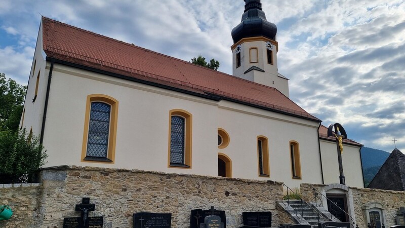 In der kommenden Woche beginnt die Außensanierung der Kirche St. Nikolaus in Steinbühl. Die Sanierung der Friedhofsmauer (vorne) ist mittlerweile abgeschlossen.