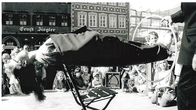 Schwebende Jungfrauen und weitere Zauberkunststücke werden beim Zauberfestival im September 1998 in der Altstadt vorgeführt.