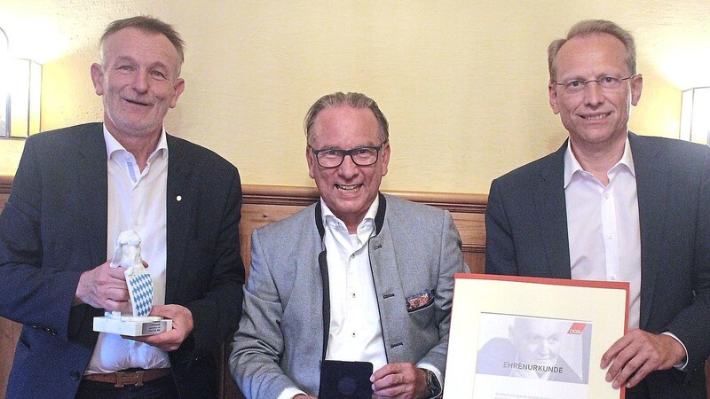 Bayerns DGB-Vorsitzender Bernhard Stiedl (rechts) überreichte Reinhard Böckl (Mitte) die Hans-Böckler-Medaille samt Urkunde. MdL Hans Ritt (links) gratulierte zu dieser hohen Auszeichnung.