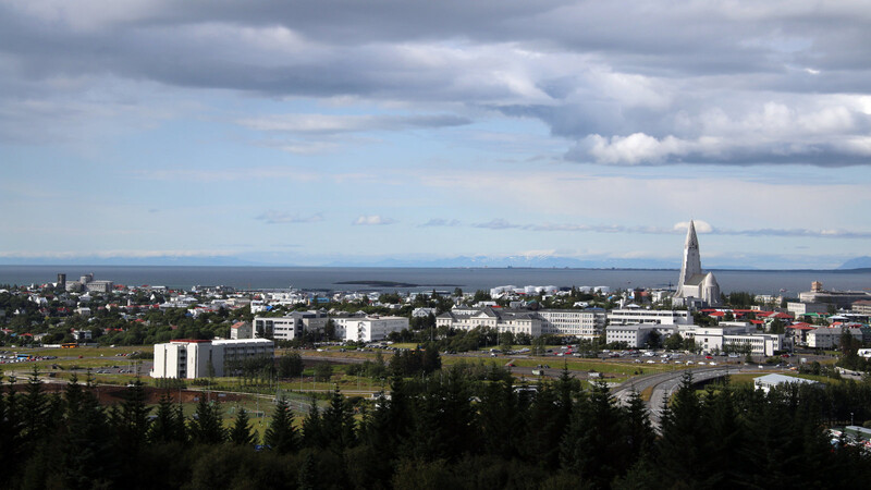Teuer! Reykjavik: ein Blick über die überschaubare Stadt in Island.