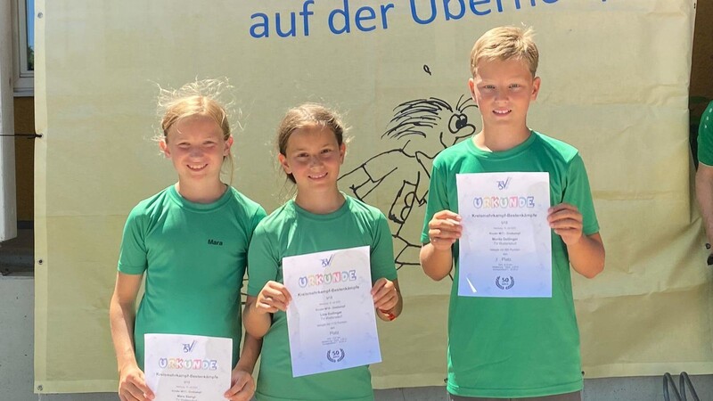 Mara Stangl, Lina Dollinger und Moritz Dollinger nahmen bei einem Wettkampf in Mainburg teil.