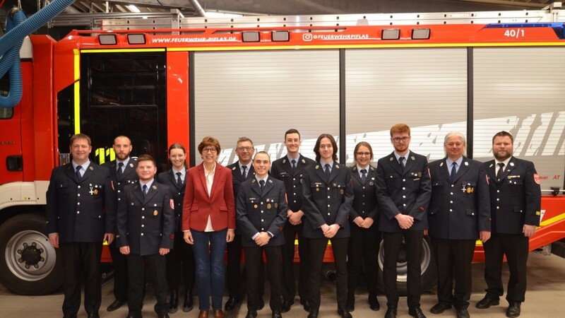 Die geehrten Feuerwehrleute mit Bürgermeisterin Kiermeier und Ehrengästen.