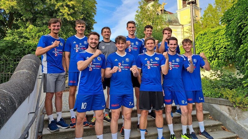 Vor der heimischen Benediktiner-Abtei St. Michael haben sich die Handballer der SSG Metten zum Mannschaftsbild aufgestellt. Zwischen Platz drei und fünf wollen sie man in der neuen Oberliga-Saison landen.