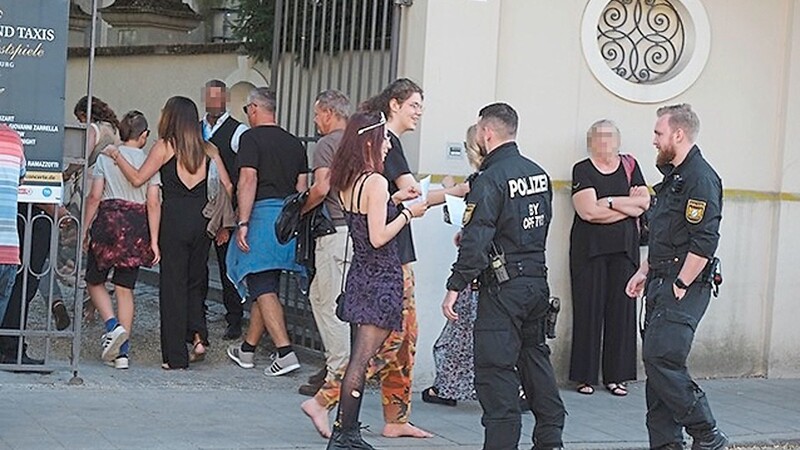 Teilnehmer der Protestaktion verteilten am Donnerstag am Schlosseingang Flyer an die Gäste der Schlossfestspiele, die an diesem Abend zum Auftritt von Simply Red gekommen waren.