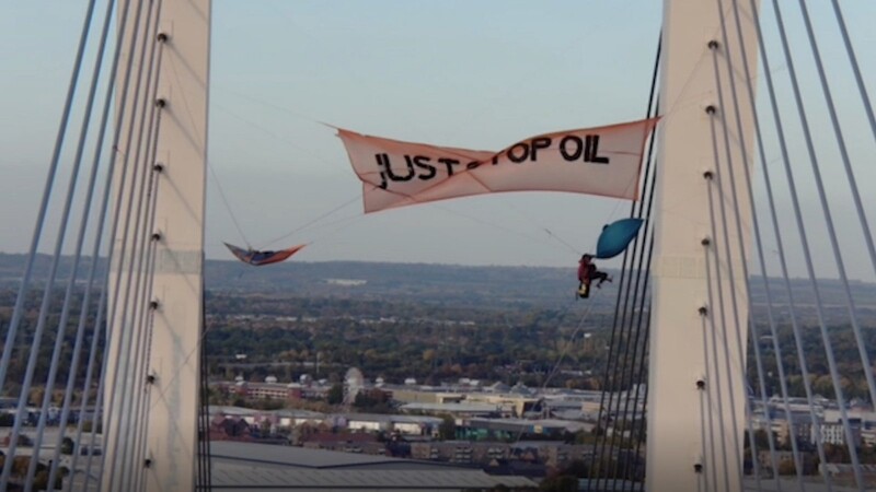 Dieses undatierte von der Polizei von Essex zur Verfügung gestellte Videostandbild zeigt die beiden Aktivisten der Gruppe Just Stop Oil, Morgan Trowland und Marcus Decker, die eine Themse-Brücke erklommen haben.