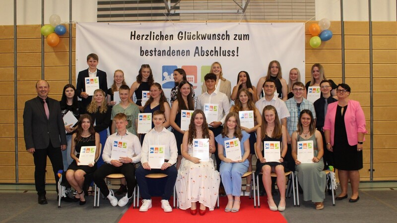 Die Klasse 10c mit ihrem Klassenleiter Stefan Hacker. Die Hälfte hat einen Notenschnitt mit einer Eins vor der Komma.