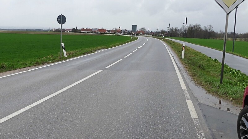 Die Kreisstraße R 8 ist ab Ende März gesperrt. Der Verkehr läuft in dieser Zeit über Riekofen.