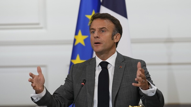 Emmanuel Macron, Präsident von Frankreich, spricht während einer Kabinettssitzung nach einer Kabinettsumbildung im Elysee-Palast. Der französische Präsident Emmanuel Macron hat seine Regierung gut ein Jahr nach deren Amtsantritt umgebildet.