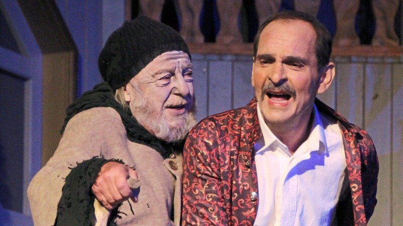 Wolfgang Kerscher (links) übernimmt heuer als ältestes Vereinsmitglied die Rolle des Hohen Alters im Stück "Da Asch'nmo".