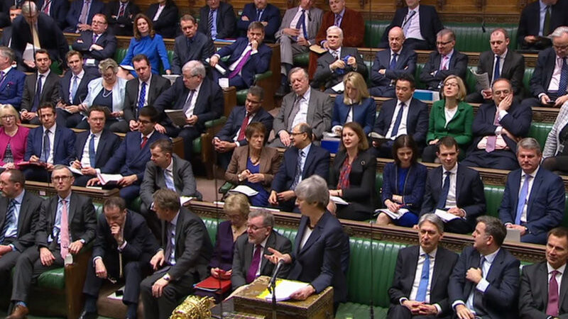 Theresa May (M, unten), Premierministerin von Großbritannien, spricht während der Fragestunde "Questions to the Prime Minister" (Fragen an die Premierministerin) im Unterhaus des britischen Parlaments. Das britische Parlament stimmt an diesem Mittwoch über Alternativen zum Brexit-Deal von Premierministerin May ab.
