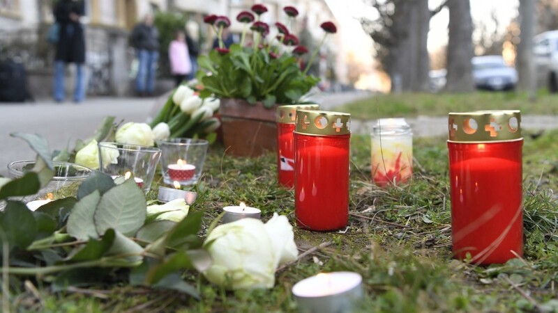 Schweiz, Basel: Kerzen und Blumen sind in der Nähe des Tatorts, an dem ein kleiner Junge erstochen wurde, zu sehen. Der siebenjährige Junge ist auf dem Heimweg von der Schule in der Schweizer Grenzstadt Basel erstochen worden. Als mutmaßliche Täterin stellte sich nach Angaben der Staatsanwaltschaft eine 75-jährige Frau.