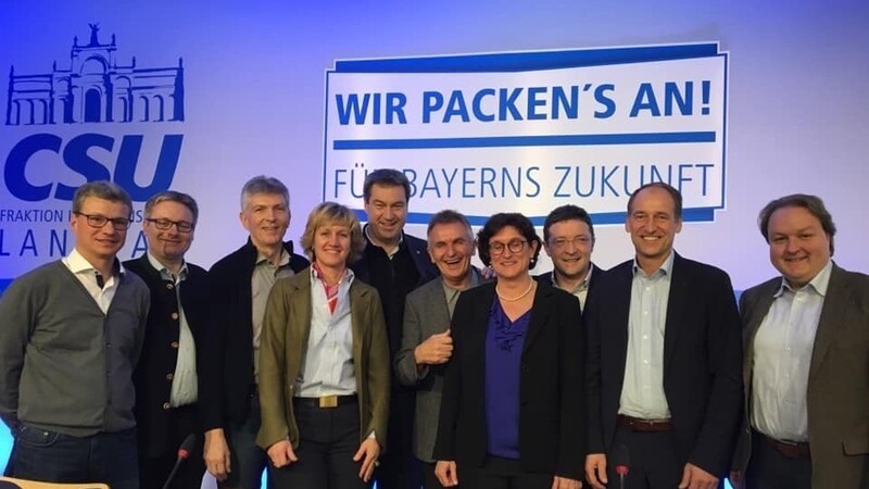 Gruppenbild mit Ministerpräsident: Die niederbayerischen Landtagsabgeordneten mit Markus Söder.