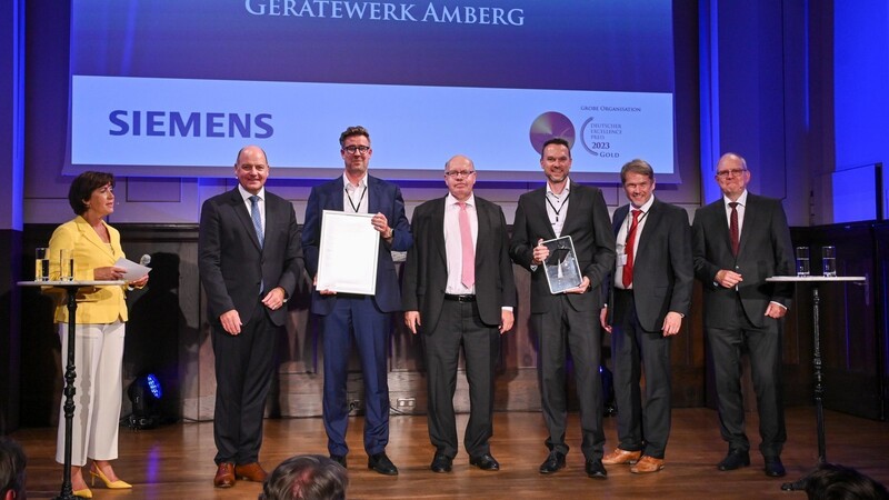 Der GWA-Leiter Matthias Kranz, Kaufmann Christian Knigge sowie der Leiter des Schwesterwerks Cham, Stefan Reindl, nehmen die Auszeichnung in der Kategorie "Große Unternehmen" bei der Preisverleihung in Berlin entgegen.