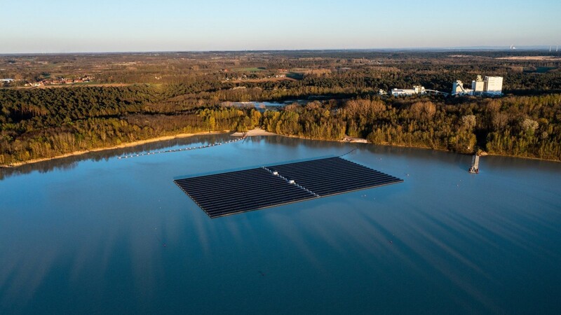 So wie hier auf dem Silbersee III bei Haltern am See in Nordrhein-Westfalen könnte auch in Bayern aussehen, wenn es nach Hubert Aiwanger geht: Photovoltaik-Anlagen schwimmen auf dem Gewässer.
