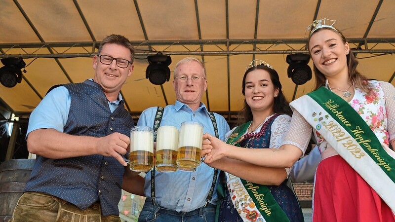 Auf ein friedliches Altstadtfest stießen (v.l) Bürgermeister Helmut Fichtner, Bräu Wolfgang Randltshofer und die Hopfenhoheiten Julia Eichstetter und Susi Kaindl an.