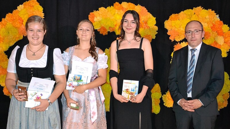 Direktor Markus Bayerl gratulierte den drei Jahrgangsbesten (v. l.): Lisa Fankhauser (1,17), Stephanie Aumann (1,17) und Michaela Landa (1,36).