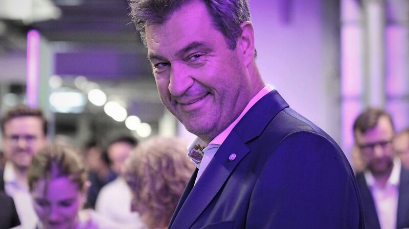 Fokussiert im pinken Scheinwerferlicht: Ministerpräsident Markus Söder.