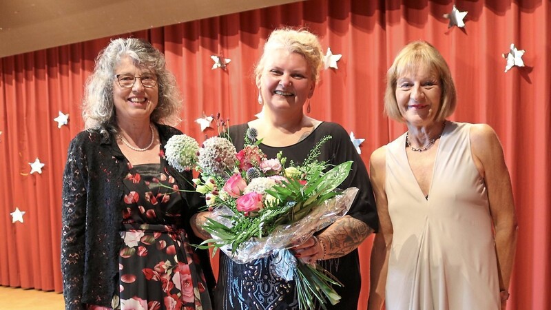 Die Rektorinnen Christine Kreuzpaintner (l.) und Martina Fleck (r.) ehrten die scheidende Elternbeiratsvorsitzende Liliana Brodkorb.