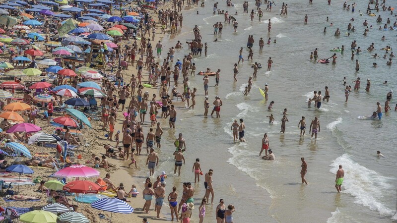 An der Playa Levante in Benidorm (Spanien) tummeln sich während der Urlaubszeit zahlreiche Touristen.