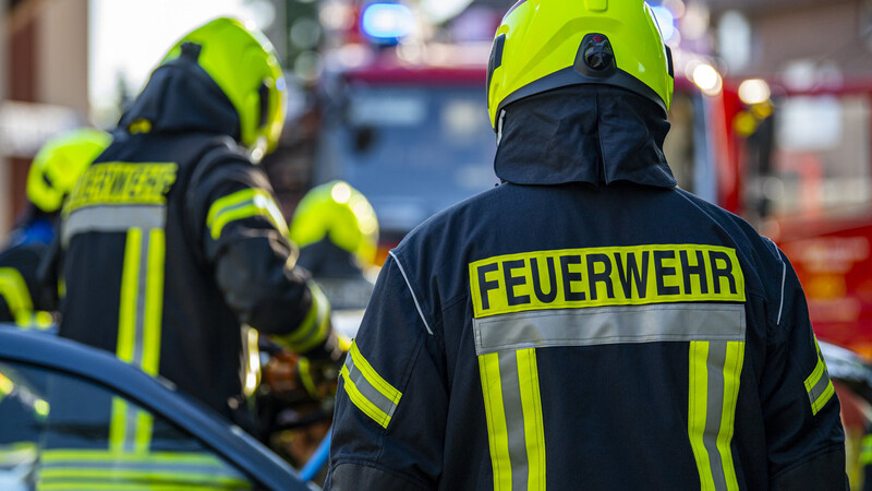 Die Feuerwehrkräfte löschten den Brand bei Geisenhausen. (Symbolbild)
