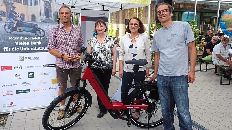 Frank Pangerl (l.) gewann den ersten Preis, ein E-Bike, gestiftet von Ulrich Schmack (r.) von "Feine Räder".