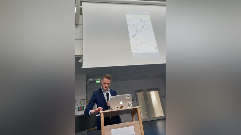Der Student Michael Stengl bei der Vorstellung des Audiowalks - ein Ergebnis der Arbeit von Studenten eines Elitestudiengangs Osteuropastudien der LMU München und Universität Regensburg.