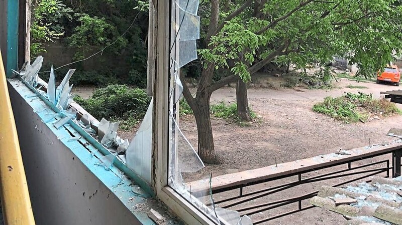 Die Fenster im Lager für Hilfsgüter in Odessa, das Space-Eye nutzt, sind durch die Druckwelle von Raketenangriffen zersprungen.