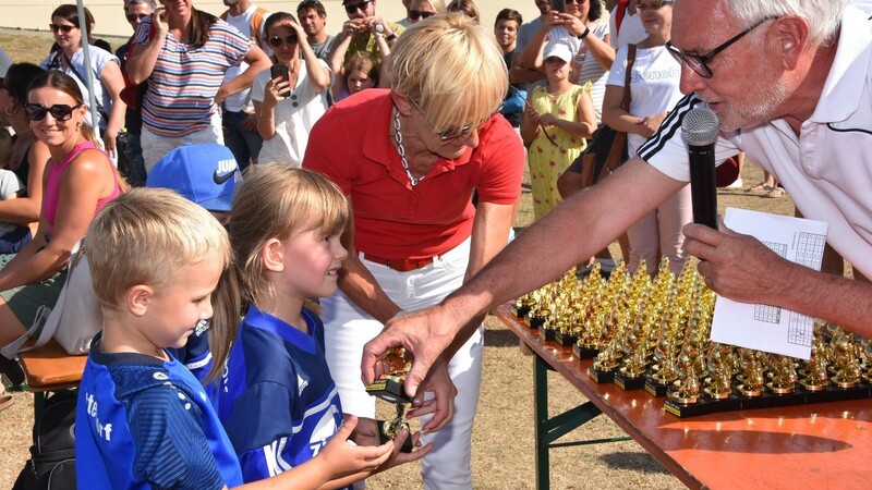Jeder Teilnehmer erhielt von Christine und Helmut Gruber einen Pokal in Form zweier Fußballschuhe mit Ball.
