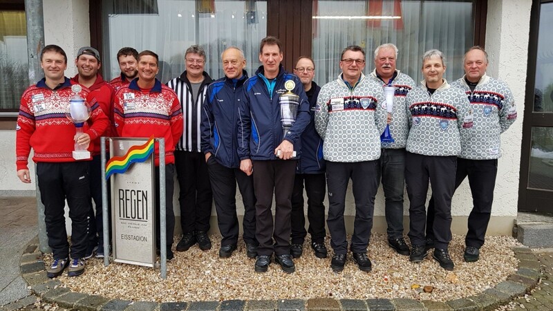 Die Siegermannschaft der Gruppen EC Welchenberg (v.li.), Schiedsrichter Herbert Dachs, EC Riedbachtal und der EC Moitzerlitz Regen.