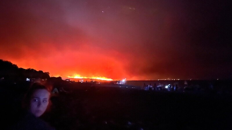 Der Blick von der Fähre aus, zeigt die brennende Küste von Rhodos.