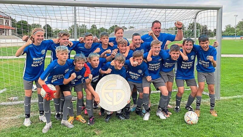 Die U13-Junioren des FC Dingolfing freuen sich über den Meistertitel in der höchsten Liga ihrer Spielklasse.