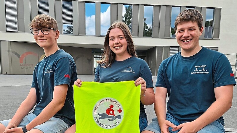 Fynn Owerdieck, Lina Schießl und Maximilian Kramer (von links) leisteten mit ihren sieben Mitstreitern perfekte Vorarbeit für die Feuerwehr und das Rote Kreuz.